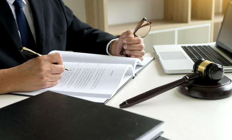 Jak adwokat specjalizujący się w nieruchomościach może pomóc przy regulowaniu prawa własności?