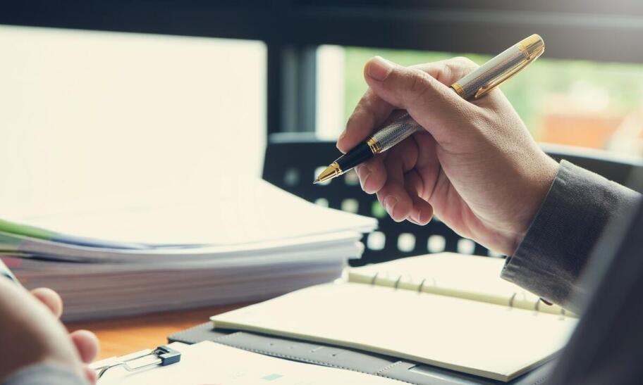 Jakie wyzwania wiążą się z prowadzeniem handlowych ksiąg?