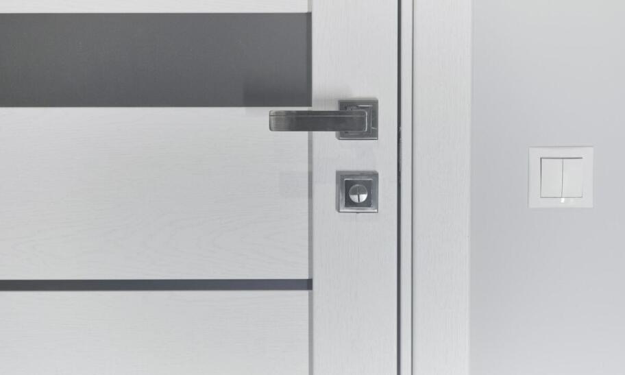 Wewnętrzne drzwi Barański – jak wpływają na akustykę pomieszczeń?