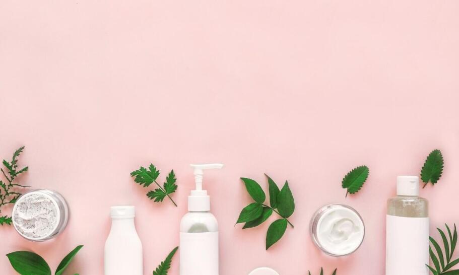 Kosmetyki fryzjerskie z naturalnymi olejkami – jakie korzyści dla włosów?