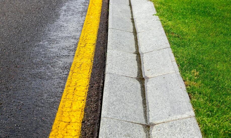 Jak dylatacje betonowych nawierzchni przyczyniają się do ochrony przed pęknięciami?