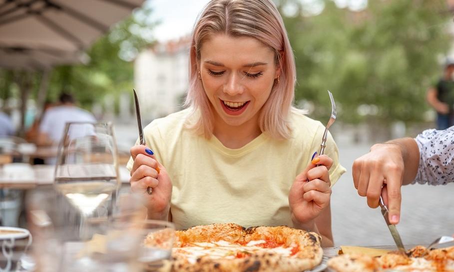 Margherita - pizza dla wielbicieli minimalizmu i sosu pomidorowego Margherita - pizza dla wielbicieli minimalizmu i sosu pomidorowego
