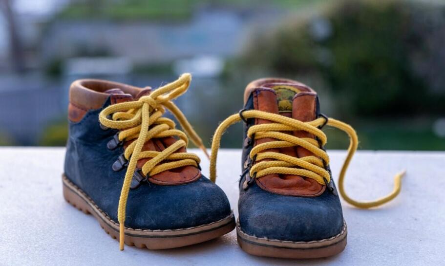 Zalety wielokolorowych trekkingowych sznurowadeł w personalizacji obuwia