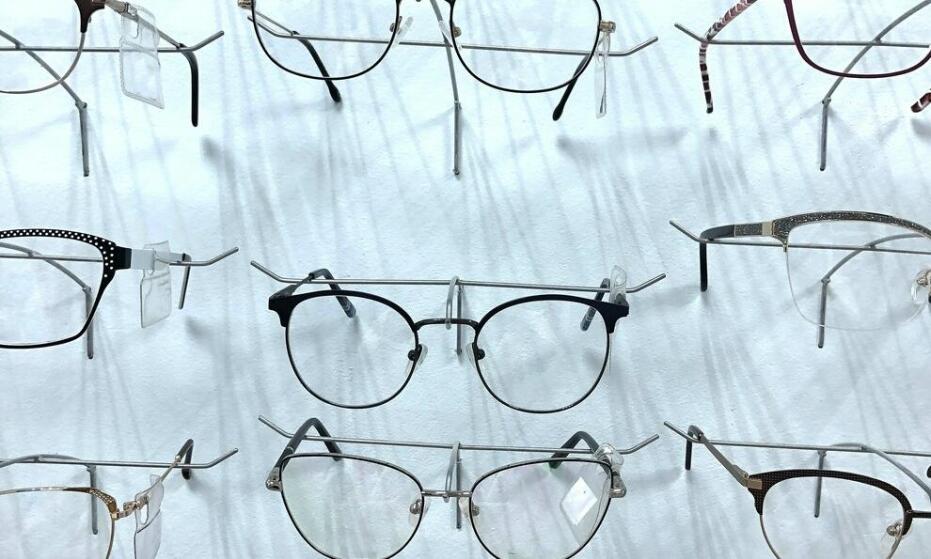 Jakie korekcyjne okulary są dostępne dla rodzin w przystępnych cenach?