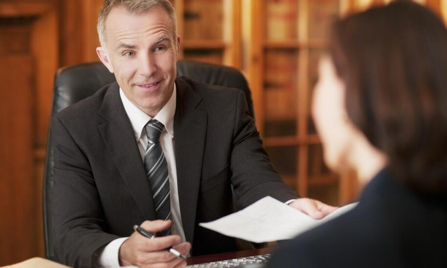 Jak skutecznie przeprowadzić konsumencką upadłość z pomocą prawnika?