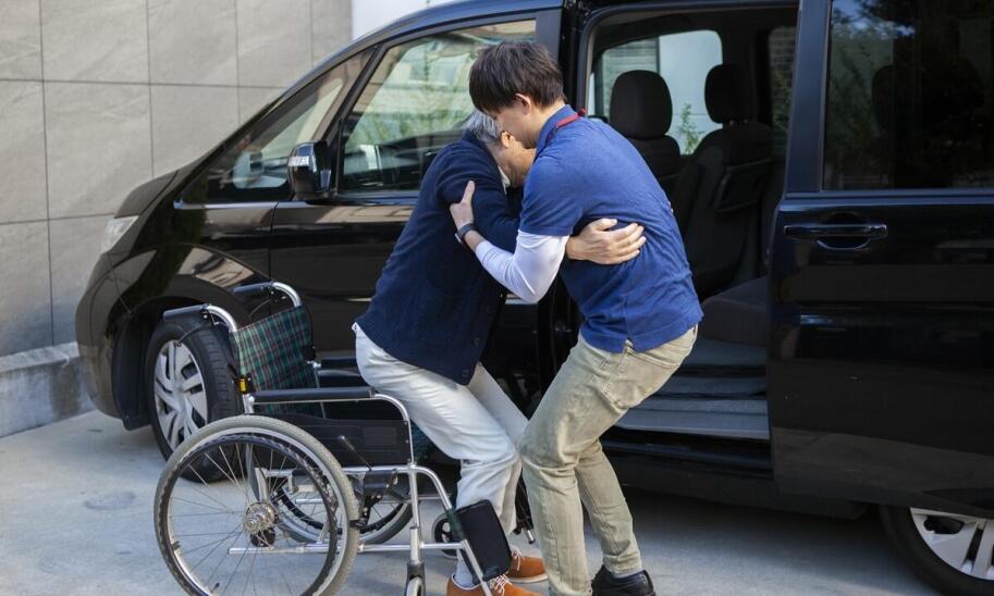 Jak medyczny transport poprawia jakość życia osób starszych i niepełnosprawnych?
