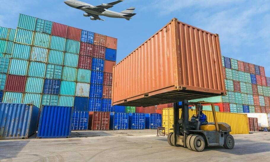 Bezpieczny transport kontenerów – co oferuje nowoczesny sprzęt?