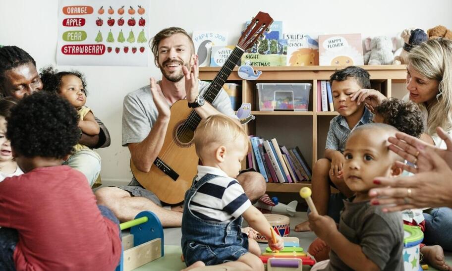 Anglojęzyczne przedszkole: rozwój językowy dzieci poprzez śpiew i ruch