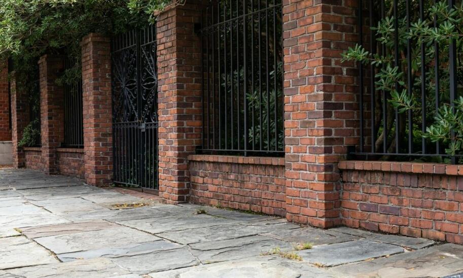 Zróżnicowanie stylów i wzorów w murowanych projektach ogrodzeń