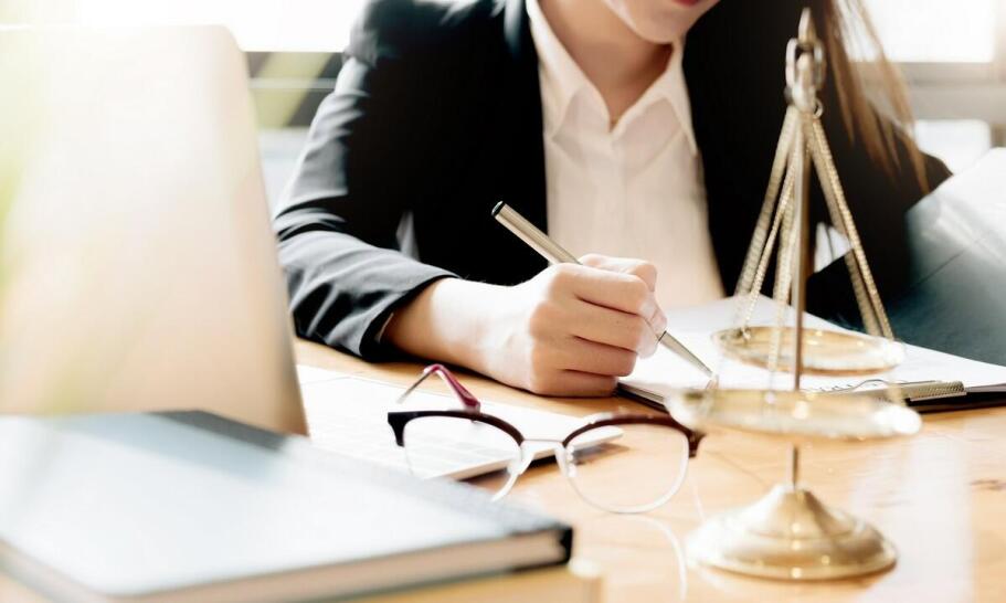 Rozwód z orzekaniem o winie czy bez orzekania? Adwokat od rozwodów wyjaśnia różnice