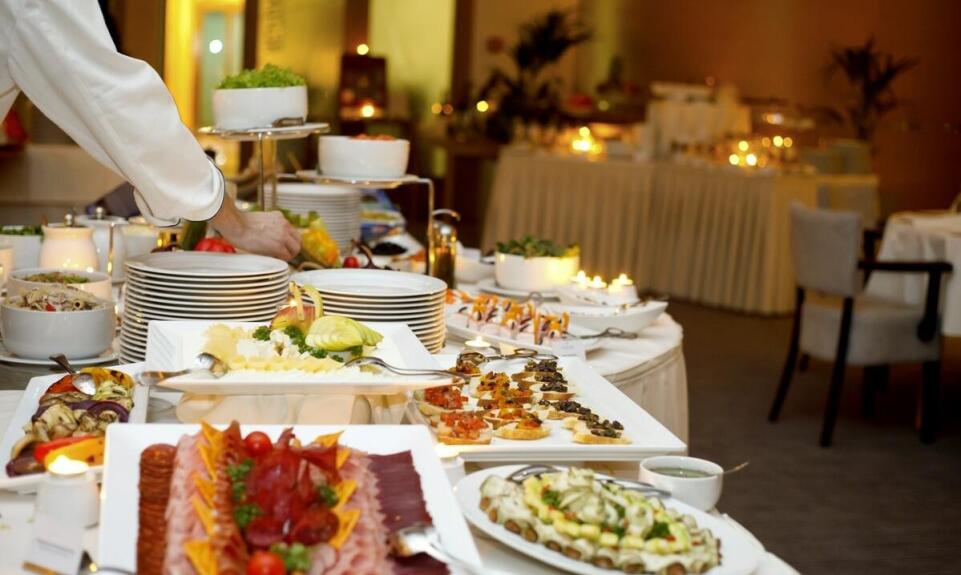 Catering z dowozem – idealne rozwiązanie na każdą okazję