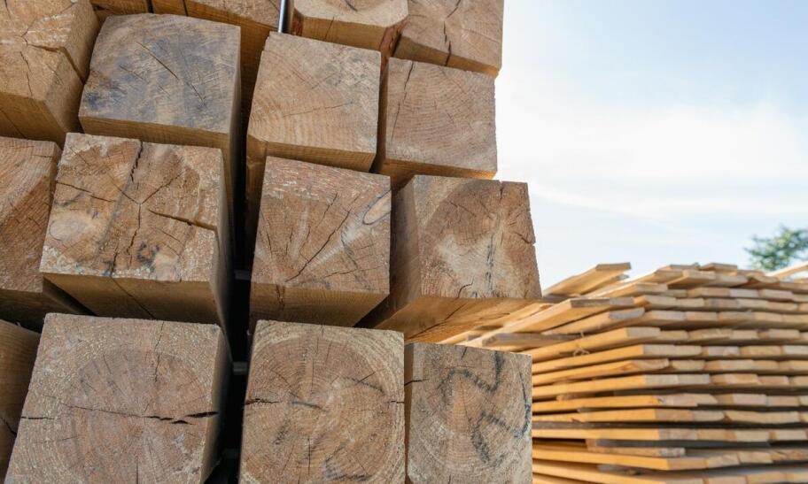 Budowlane drewno a wytrzymałość konstrukcji – kluczowe czynniki