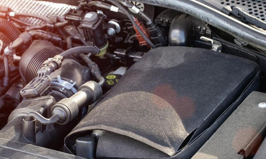 Samochodowe plandeki a ich rola w redukcji hałasu podczas jazdy