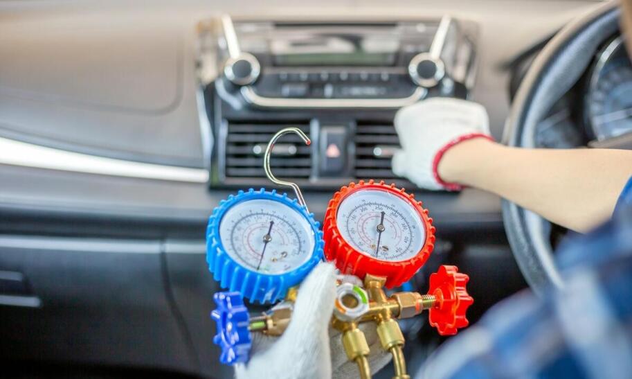 Jak samodzielnie nabić klimatyzację w samochodzie?