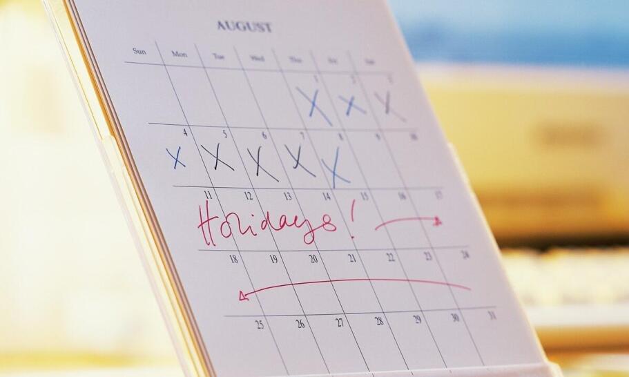 Ile godzin pracy przypada w sierpniu 2026?