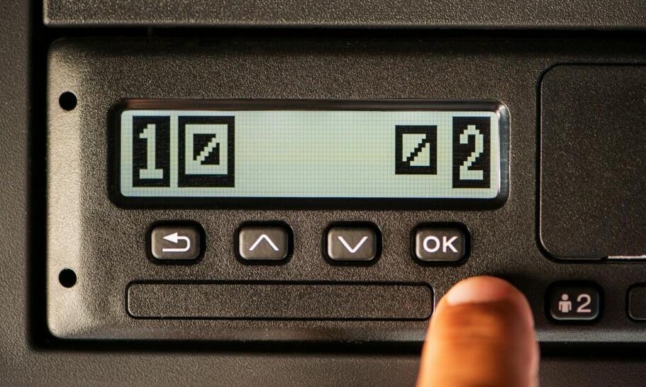 Jak sprawdzić czas jazdy w tachografie cyfrowym?