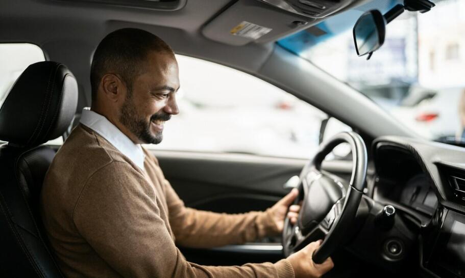 Wybór odpowiedniego pojazdu dla osoby niepełnosprawnej – na co zwrócić uwagę?