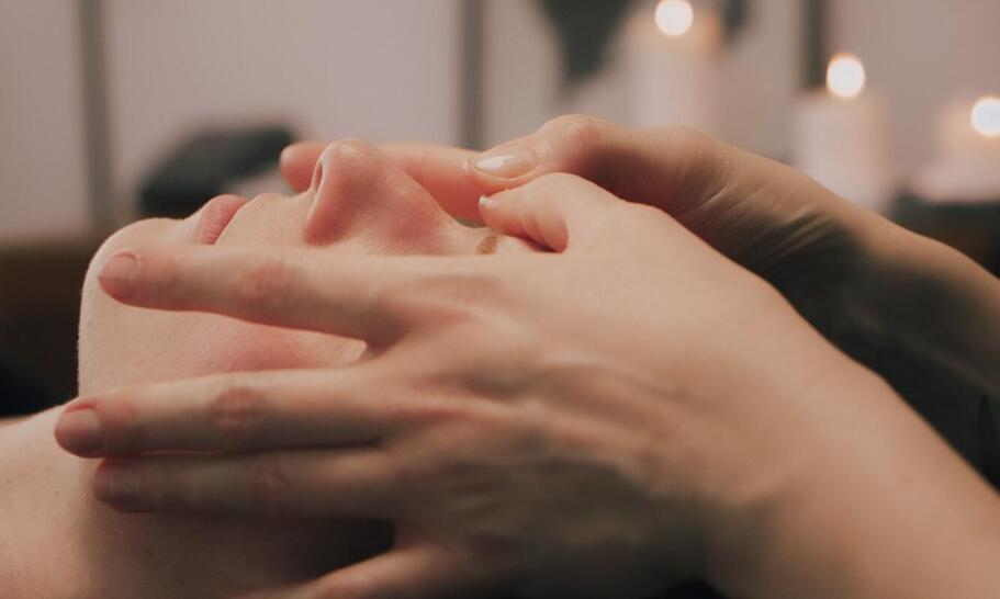 Efekty masażu twarzy w kontekście poprawy jędrności skóry