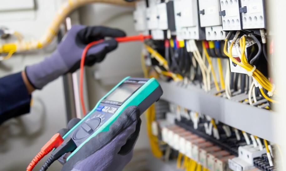 Jakie korzyści przynoszą regularne przeglądy elektrycznej instalacji?