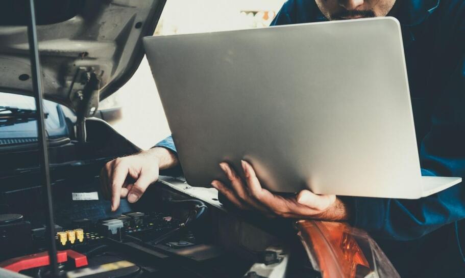 Jakie są korzyści z profesjonalnej komputerowej diagnostyki przed naprawą?