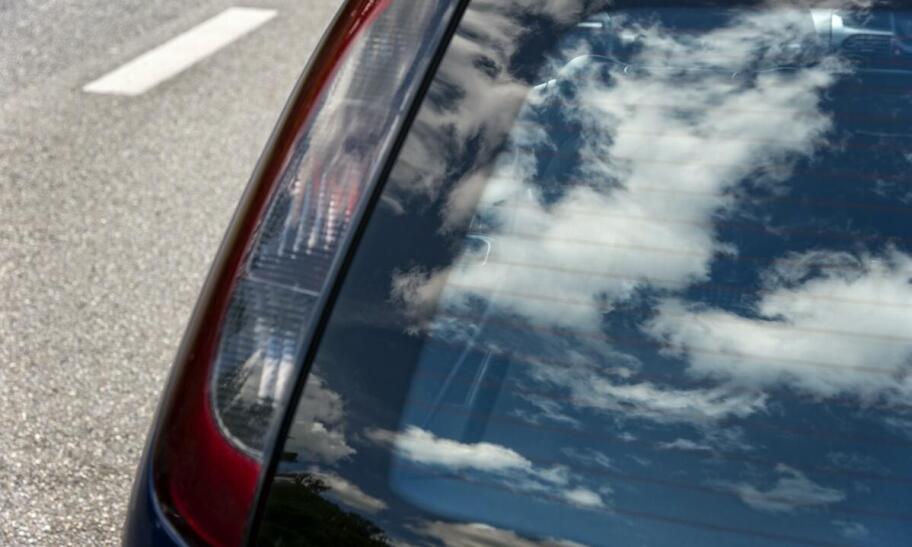 Jakie są zalety przyciemniania szyb w kontekście ochrony przed promieniowaniem UV?