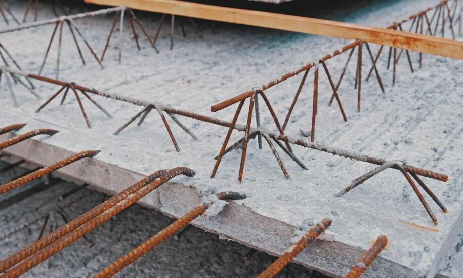 Dlaczego inwestorzy wybierają betonowe płyty drogowe do projektów długoterminowych?