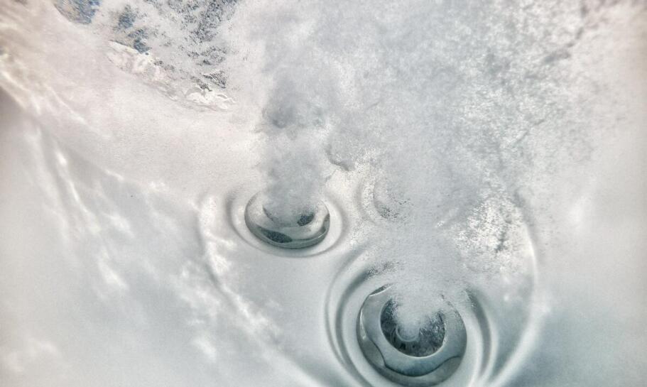 Jakie są zalety posiadania zewnętrznego jacuzzi w różnych porach roku?