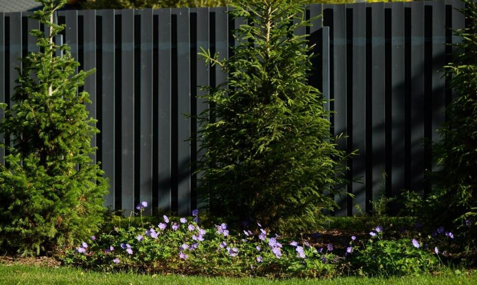 Jak zapewnić trwałość i estetykę frontowym ogrodzeniom?