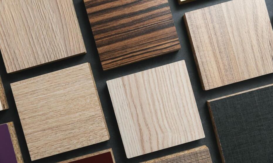 Jakie drewno wybrać na dachowe pokrycia: sosnę, dąb czy cedr?