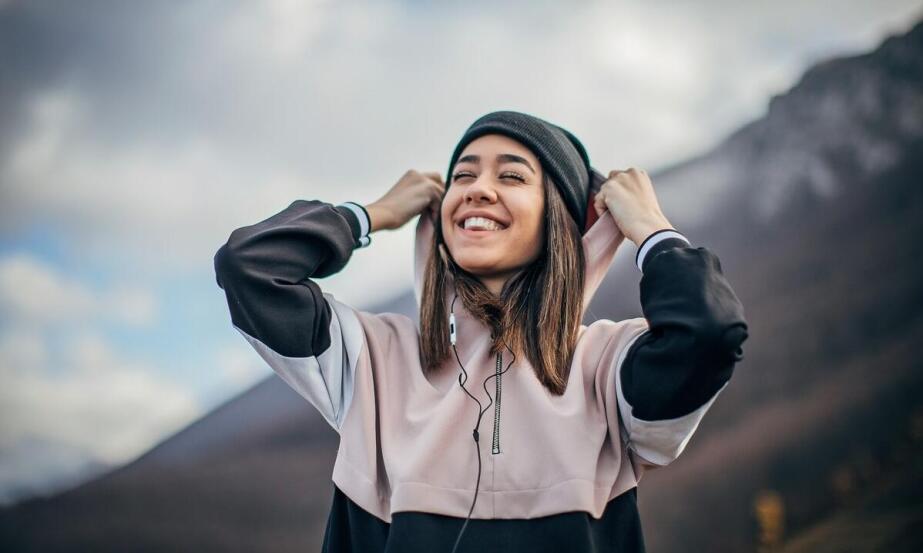 Personalizowane bluzy z haftem dla par – sposób na podkreślenie więzi