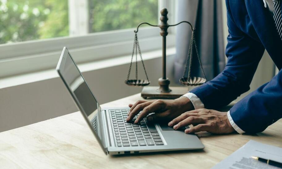 Adwokat a kompleksowa obsługa prawna dla klientów indywidualnych i firm