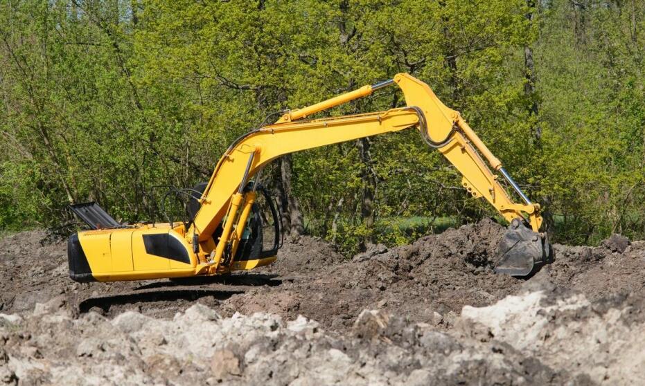 Profesjonalne usługi koparko-ładowarką do niwelacji trudnego terenu