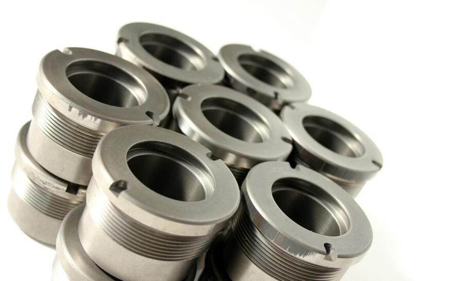 Jak precyzyjna obróbka CNC wpływa na jakość tulei i wałów?