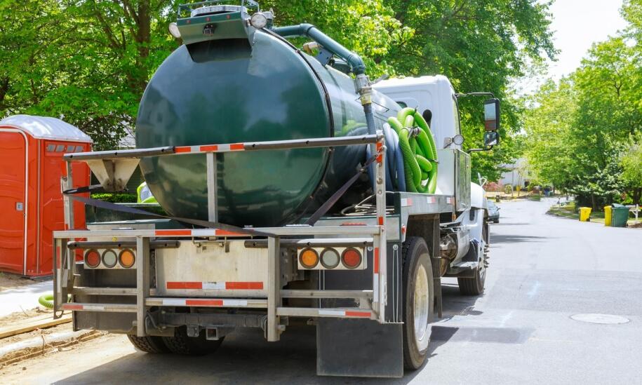 Jak asenizacyjne usługi dbają o ochronę środowiska podczas wywozu szamba?