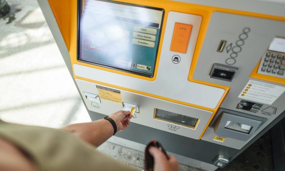Rola kolejkowego biletomatu w poprawie wydajności pracy personelu