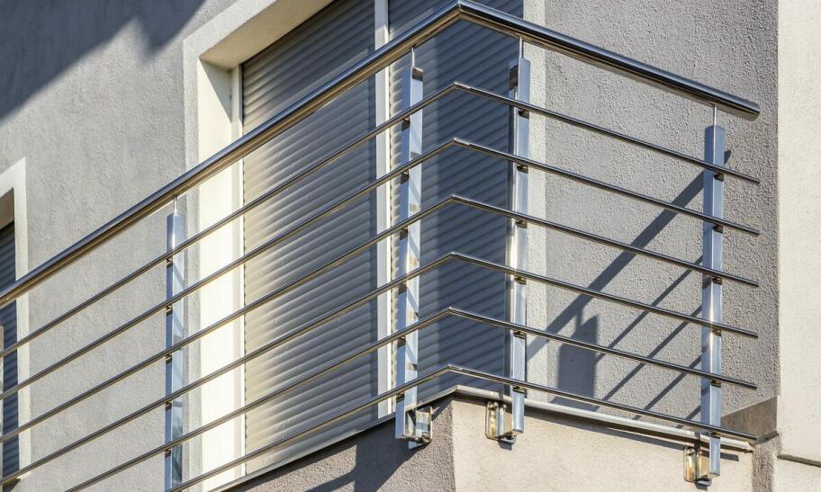 Nierdzewne balustrady: rozwiązanie na lata dla przestrzeni mieszkalnych