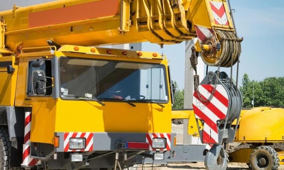 Znaczenie regularnego serwisowania sprzętu przy wynajmie żurawi.