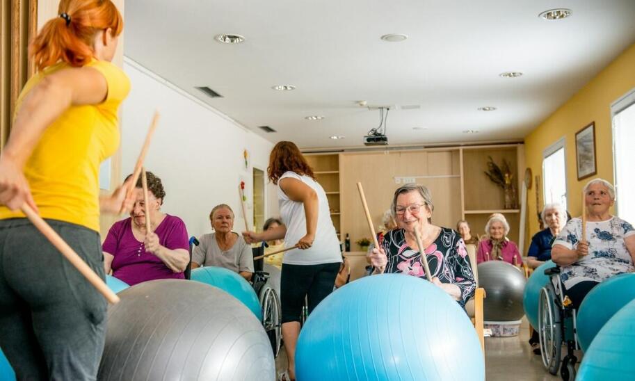 Jak dom seniora w Poznaniu organizuje rehabilitacyjne zajęcia?