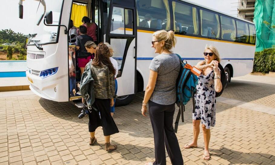 Jak wynajem osobowych busów wspomaga transport międzynarodowy?