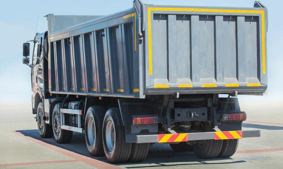 Dostępność wywrotek naczep od czołowych producentów – co oferujemy?