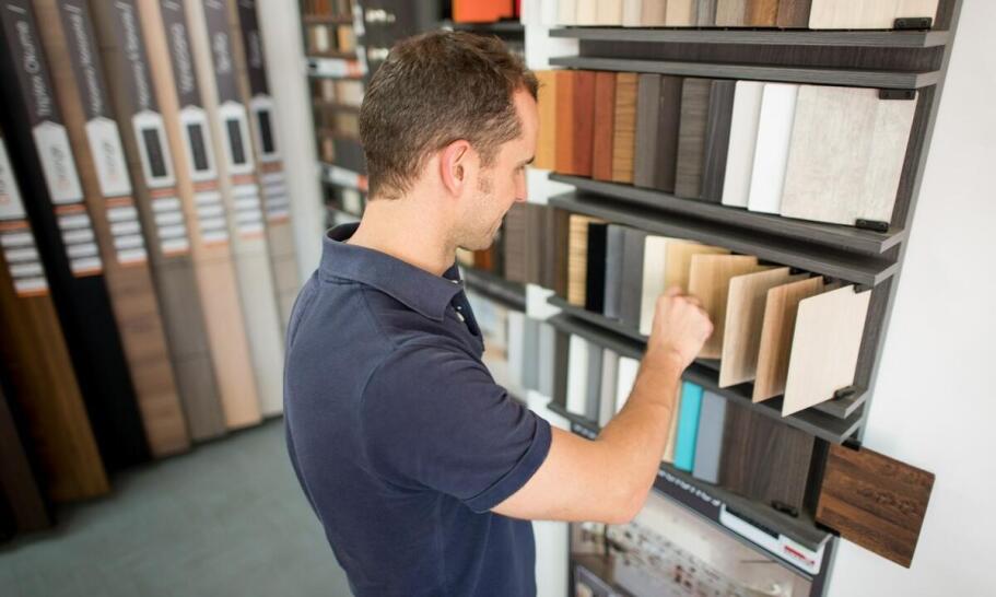 Wpływ materiałów na trwałość i estetykę mebli na wymiarze