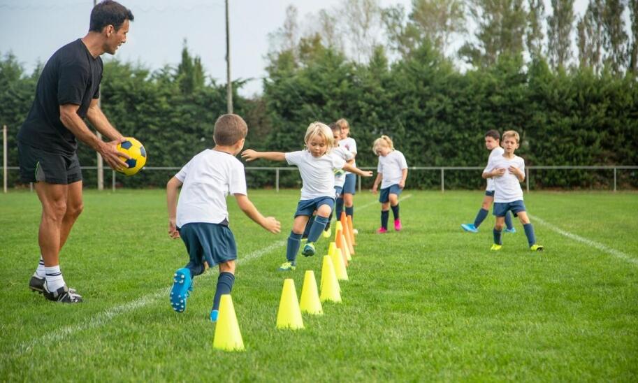 Brak presji na wynik – jak piłkarskie szkółki uczą dzieci zdrowej rywalizacji?