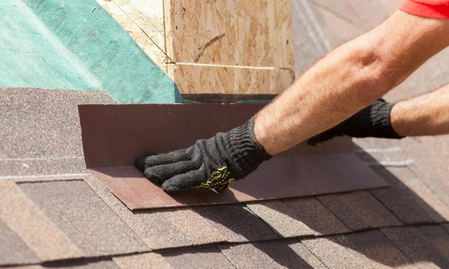 Dlaczego blacharskie obróbki są kluczowe dla szczelności dachu?