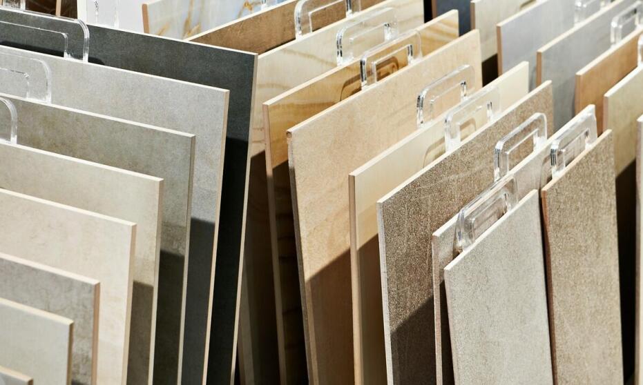 Jakie są różnice między ceramicznymi płytkami a gresowymi?