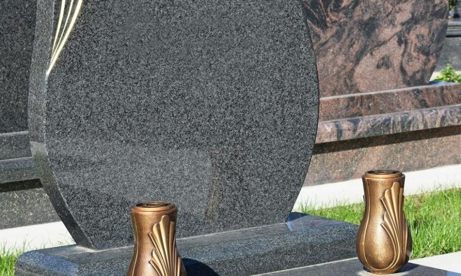Jakie są różnice między klasycznymi grobowcami a nowoczesnymi?