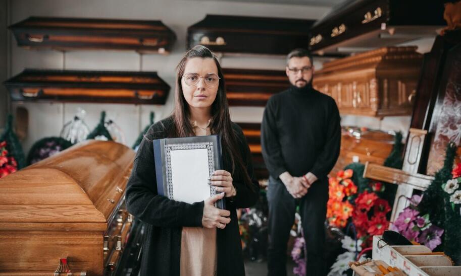 Jak przygotować potrzebne dokumenty do organizacji pogrzebu z pomocą zakładu?