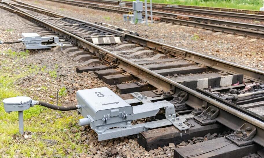 Jakie elementy torowej infrastruktury wybrać do kolejowej makiety?