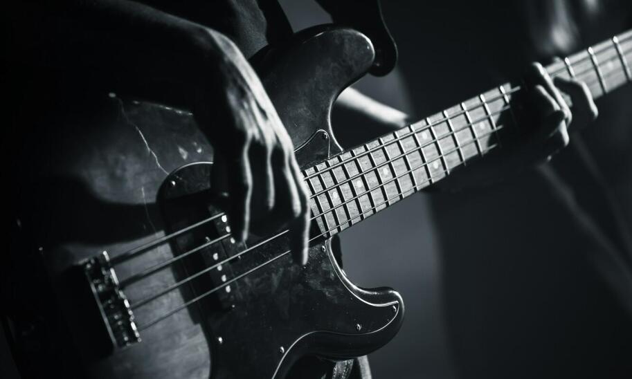 Jakie umiejętności rozwija nauka gry na basowej gitarze?