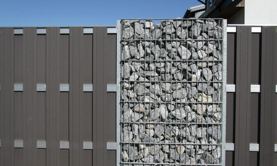 Jakie korzyści niesie zastosowanie ozdobnych kamieni w ogrodzeniach?