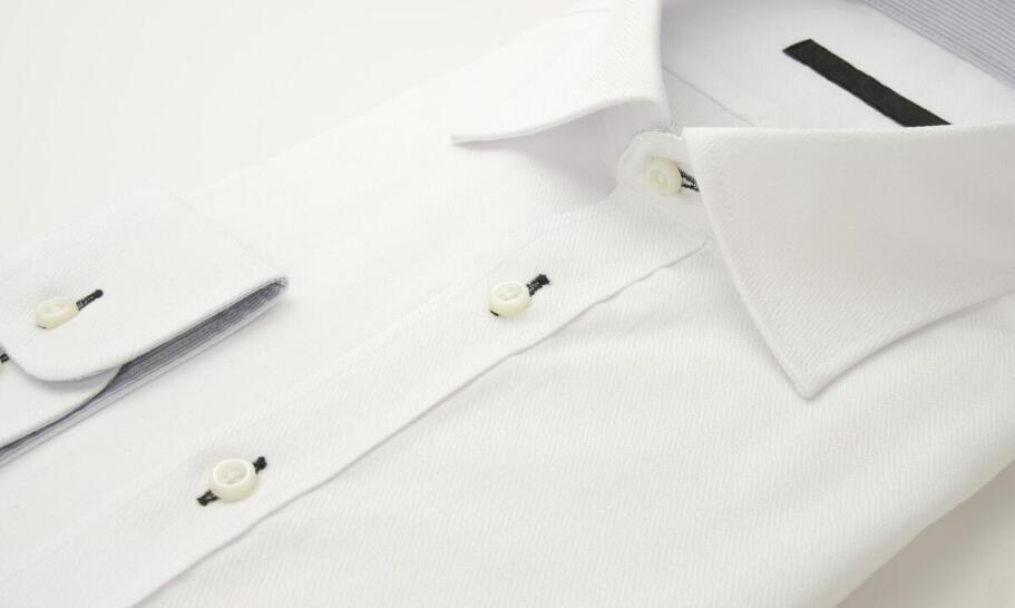 Męska koszula do garnituru: jak wybór tkaniny wpływa na komfort noszenia?